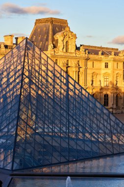 Louvre Müzesi cephe gün batımında. Piramit camdan görüntüleyin. Paris, Fransa