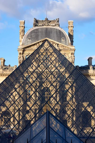 Facciata Del Museo Del Louvre Tramonto Vista Attraverso Vetro Piramidale — Foto Stock