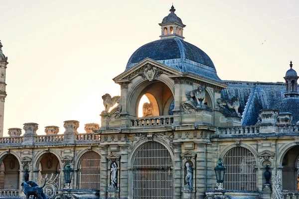 Castillo Chantilly Museo Puertas Conde Luz Del Día Francia Primer —  Fotos de Stock