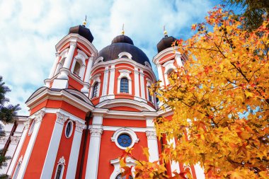 Eski: Orhei, Moldova Curchi manastır için görünümü kapatın. Ortodox bir canlı kırmızı renkle boyanmış bir güzel mimari ile Avrupa'da yer