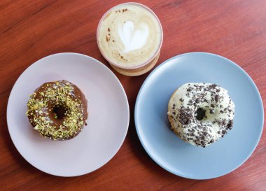çörek çikolata ve kahve çizilmiş bir kalp, ahşap bir masa. Kişinev, Moldova