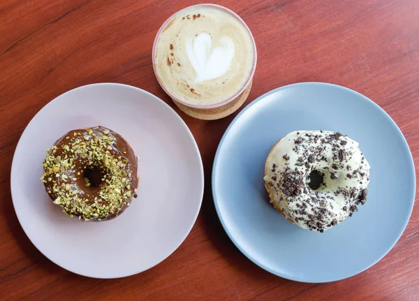 çörek çikolata ve kahve çizilmiş bir kalp, ahşap bir masa. Kişinev, Moldova