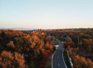 Sonbahar sezonu gün batımında yollar Moldova. Sıcak renkler. Hava atışı