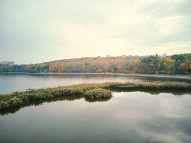 Sonbahar renkleri Valea Morilor Park'ta. Hava atış. Kişinev, Moldova