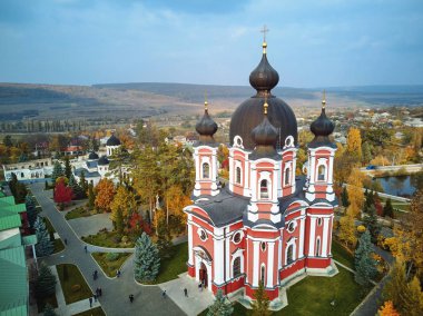 Gün ışığı, hava atış Curchi Manastırı. Sonbahar sıcak renkler. Moldova yerler
