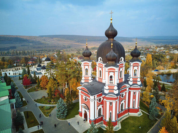 Воздушная съемка монастыря Курчи при дневном свете. Осенние теплые цвета. Памятники Молдавии
