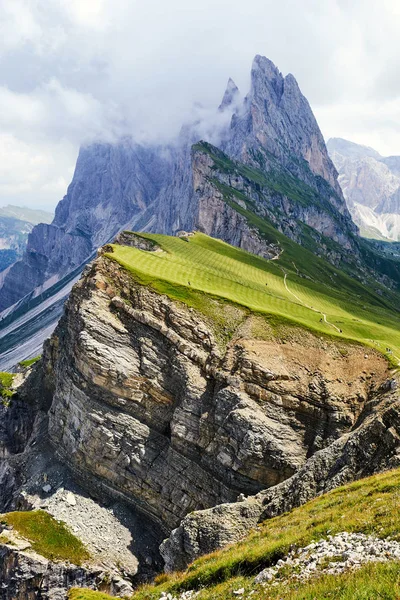 雲の山の上で Seceda 地元の美しさを探求する人々 イタリア ドロミテ — ストック写真