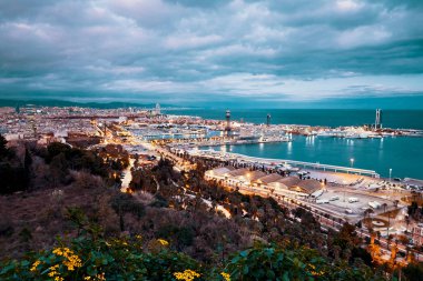 Barselona şehir ışıkları ile gece mavi saatte. Bulutlu gökyüzü. İspanya