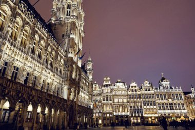 Grand Place binaları geceleri. Uzun pozlama vurdu. Brussels, Belçika