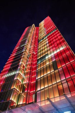 Rogier kule renkli ışıkları ile gece. Brussels, Belçika