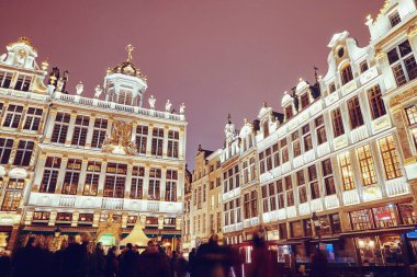 Grand Place binaları geceleri. Uzun pozlama vurdu. Brussels, Belçika