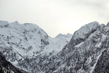 Gün ışığı, karda kaplı İtalyan Alp Dağları