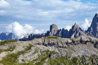 Tre Cime di Lavaredo yakınlarındaki seksi Dolomitler. Arka planda bulutlu kayak. İtalya güzelleri