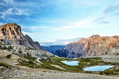 Gün ışığından yararlanma piani gölde. Bulutlar arka planda Tre Cime di Lavaredo, İtalya