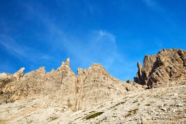 Gündüz vakti Tre Cime di Lavaredo dağları. Arka planda bulutlar olan mavi gökyüzü. İtalya güzelleri