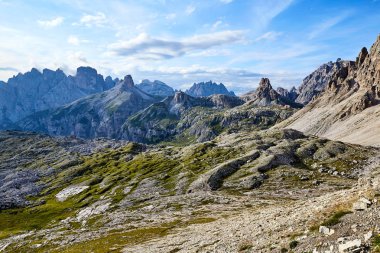 Tre Cime di Lavaredo yakınlarındaki seksi Dolomitler. Arka planda bulutlu kayak. İtalya güzelleri