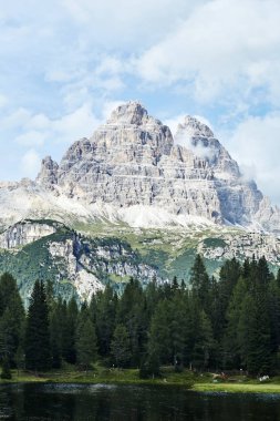 Lake Antorno ve yeşil orman. Dağlar arka plan üzerinde kar kaplı. Nefes kesen manzarası. Belluno ili, İtalya