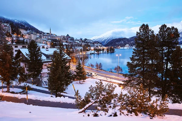 Saint Moritz şehirde kış sezonu gün batımında. İsviçre güzellikleri