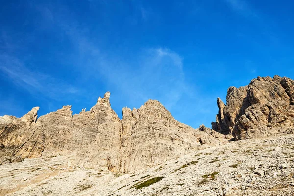 Gündüz vakti Tre Cime di Lavaredo dağları. Arka planda bulutlar olan mavi gökyüzü. İtalya güzelleri