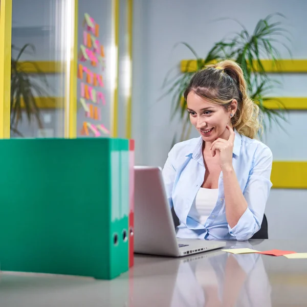 Jeune Femme Affaires Travaillant Sur Ordinateur Portable Dans Bureau Souriant — Photo