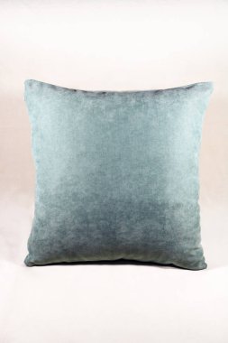 Canlı deniz mavisi yastık Beyaz kadife arka plan üzerinde. Basit ve minimalist görünümlü görüntü. İç tasarım fikir