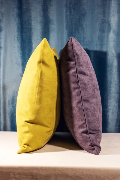 Две Подушки Стоят Вертикально Желтые Фиолетовые Декоративные Предметы Синий Бархатный — стоковое фото