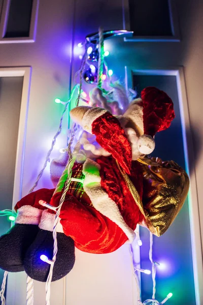 Gran Angular Tiro Papá Noel Dando Regalos Peluche Puerta Luz — Foto de Stock