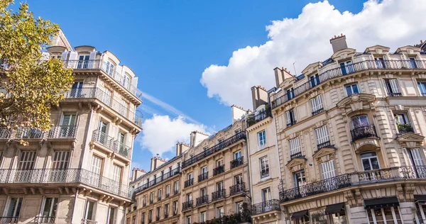 Calle Durante Mediodía París Francia Día Soleado Con Algunas Nubes — Foto de Stock