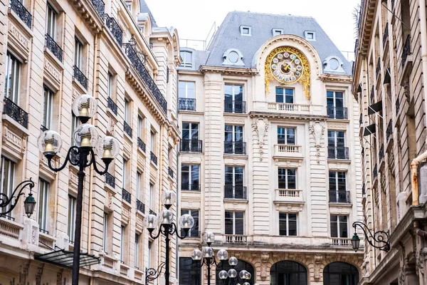 Edificio Alto Francés Con Reloj Gigante Primer Plano Desde Distancia — Foto de Stock