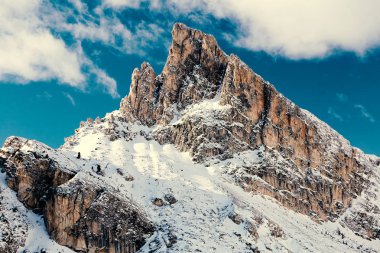 Yaz, dağlar, Cinque Terre'nin. Kar ön plan alanların kaplı. Canlı renkler. Liguria, İtalya