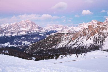 Cortina Ampezzo ski resort dağlar gün batımında karla kaplı. Belluno ili, İtalya