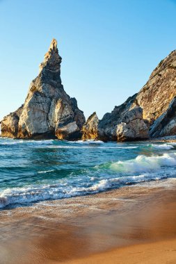 Büyük ayı Beach yaz renkleri çarpıcı uçurum altında. Lisbon, Portekiz