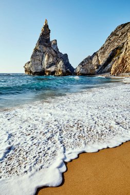 Büyük ayı Beach günbatımı renkleri çarpıcı uçurum altında. Lisbon, Portekiz