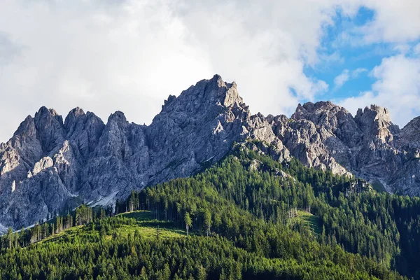 Sıcak Mevsimde Dolomite Dağları Yeşil Orman Planda Talya Güzelleri — Stok fotoğraf