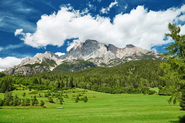 Gün Işığında San Candido Köyü Yakınlarında Dağlar Gökyüzünde Beyaz Bulutlar — Stok fotoğraf