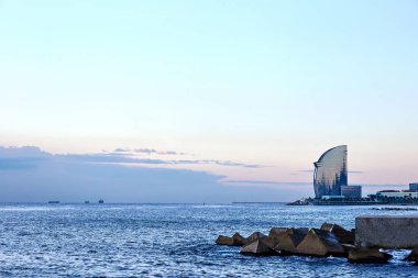 Barcelona günbatımı denizde. Futuristic otel arka plan üzerinde. İspanya