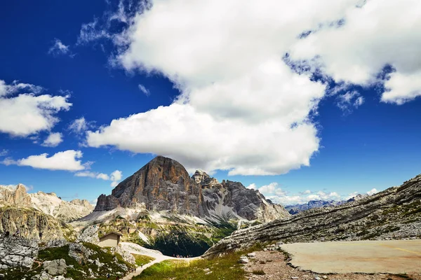 Cortina Ampezzo Montagne Alla Luce Del Giorno Cielo Nuvoloso Sullo — Foto Stock