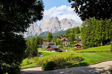 Cortina d 'Ampezzo şehri, gündüz vakti. Arka planda dağlar. İtalya
