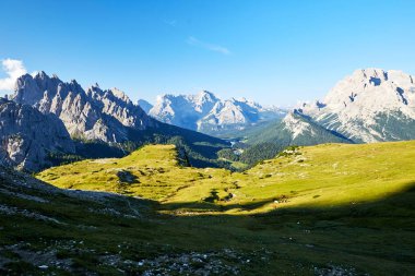 Tre Cime di Lavaredo gündüz zirvesinde. İtalya