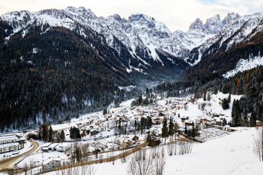 San Martino di Castrozza Resort'ta gün ışığı. Dağlar karla kaplı. Trentino, İtalya