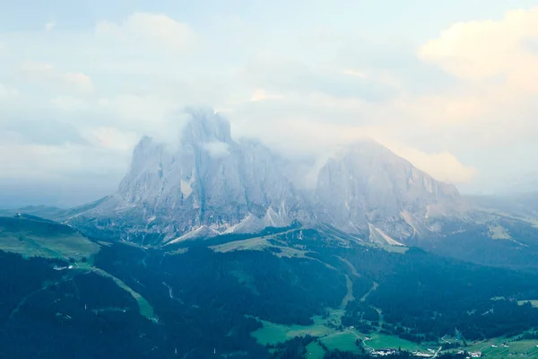 雲のサソルンゴ山 イタリアのドロマイト — ストック写真