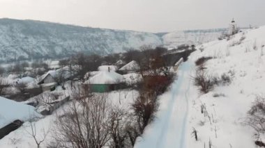 Orheiul Vechi kilisede kar ve butuceni Köyü ile hava dron görünümü