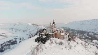 Orheiul Vechi kilisede kar ve butuceni Köyü ile hava dron görünümü