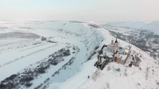 Vista Aérea Del Dron Iglesia Orheiul Vechi Con Nieve Pueblo — Vídeo de stock