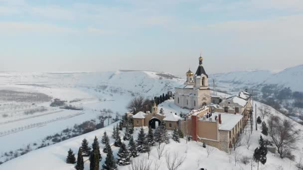 Antenowe Drone Widok Kościoła Orheiul Vechi Śniegu Butuceni Wieś — Wideo stockowe