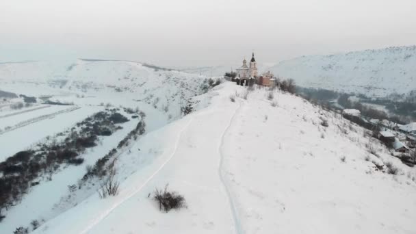 Orheiul Vechi 教堂的空中无人机景观 有雪和布塔塞尼村 — 图库视频影像