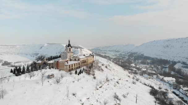 Vista Aérea Del Dron Iglesia Orheiul Vechi Con Nieve Pueblo — Vídeos de Stock