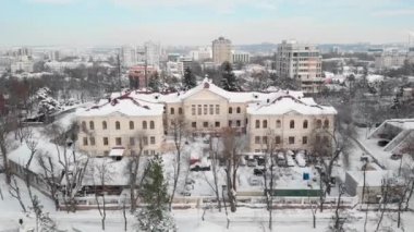 Merdiven valea morilor parkta yürüyüş, Kişinev, Moldova insanlar, karla kaplı hava dron görünümünü basamaklandırır