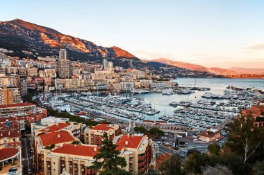 Monaco şehir ve liman gün batımında. Geniş çekim