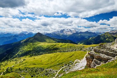 Giau Pass dağları gün ışığında. Arka planda bulutlu bir gökyüzü. İtalya